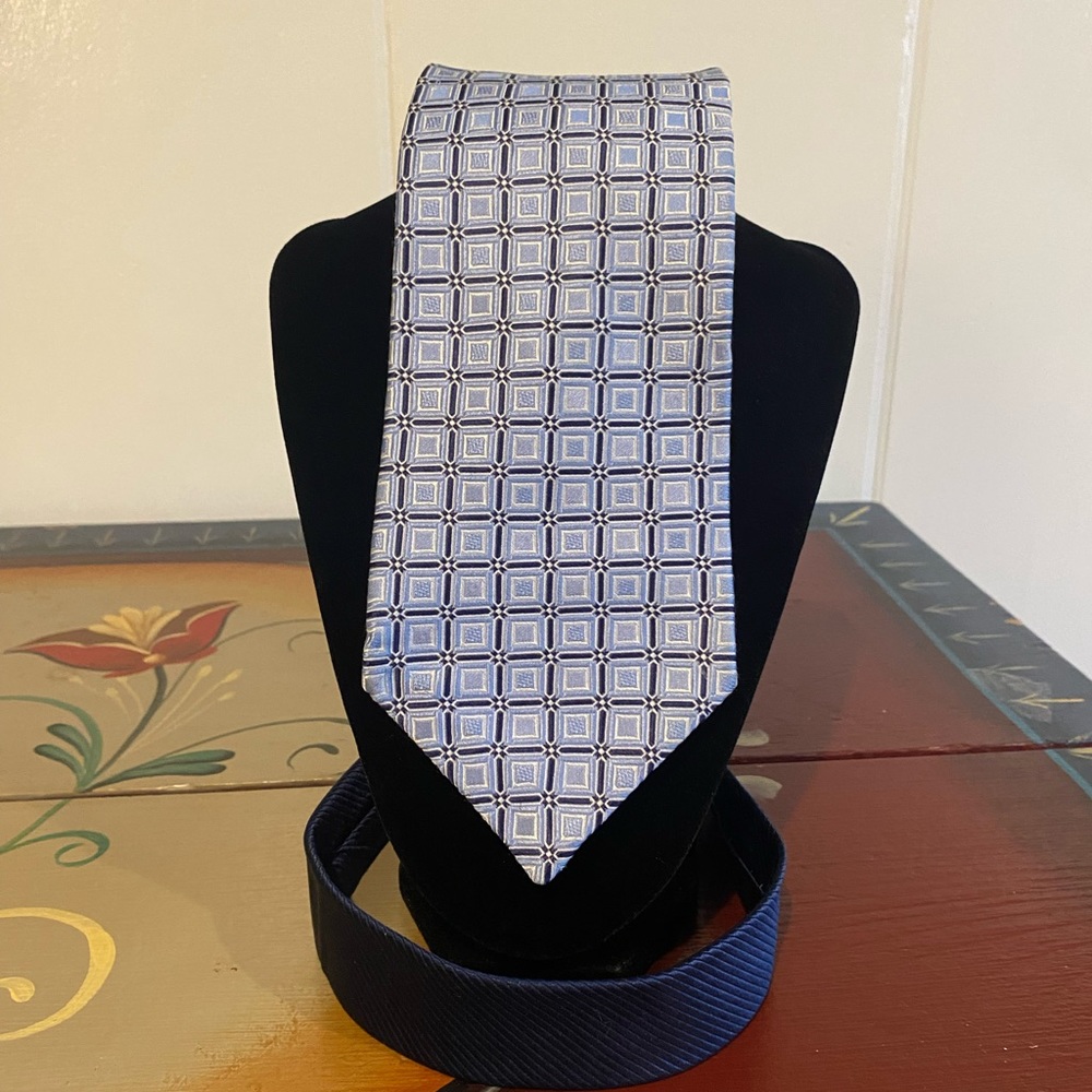 Tie men's Tommy Hilfiger 100% silk Made In USA Light Blue Dark Blue Squares EUC